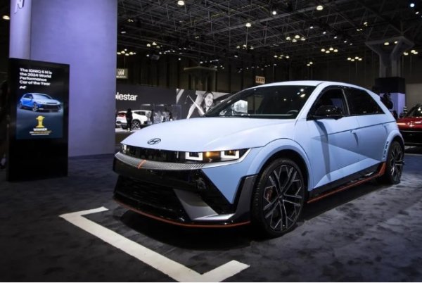 Hyundai Ioniq 5 N обикаля различни глобални изложения от миналата година насам. Това е чудовищен електромобил с 601 конски сили. Той съчетава фокусирани върху пистата промени в окачването и шасито с по-агресивна интерпретация на ретро-футуристичните визуализации на Ioniq 5, които напомнят Lancia Delta Integrale от 90-те години на миналия век.

Но въпреки че не е дебютирал в Ню Йорк, обикновените хора всъщност могат да влязат в такъв и да се повозят! Hyundai има малка демонстрационна писта близо до щанда си, а още по-голяма т за EV на долното ниво на Javits Center. Ако никога не сте се возили в мощен EV, изживяването е незабравимо и можете да изпробвате много различни модели на изложението, без да ви диша във врата продавач от представителство. 
